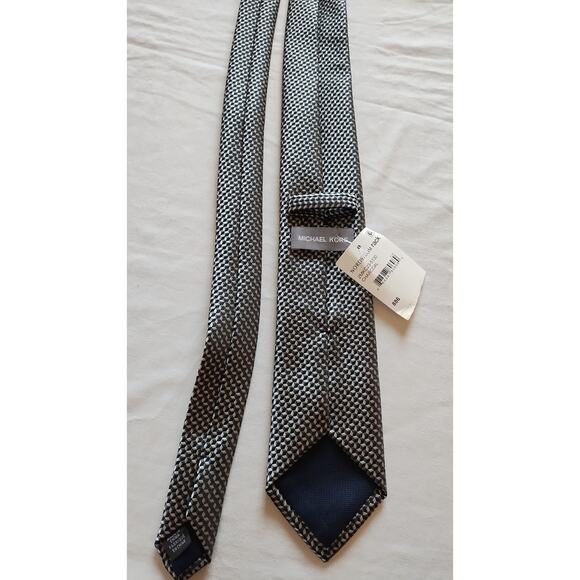 Michael Kors Men's Elegant 3D Silk Tie - Picture 2 of 7